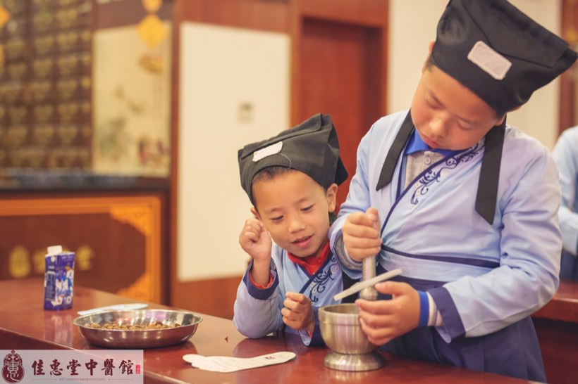 小小李时珍活动中孩子合作捣药
