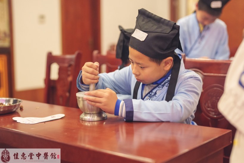 小小李时珍活动中孩子捣药