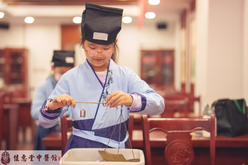 小小李时珍活动中孩子体验称药