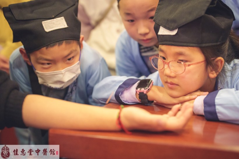 小小李时珍活动中孩子学习把脉